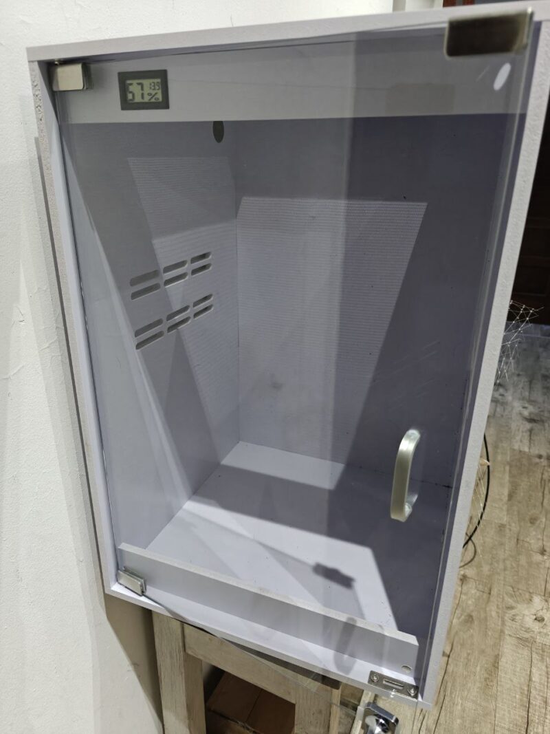 Terrario de PVC vertical de 40x40x60 cm. Con termómetro y cerradura metálica